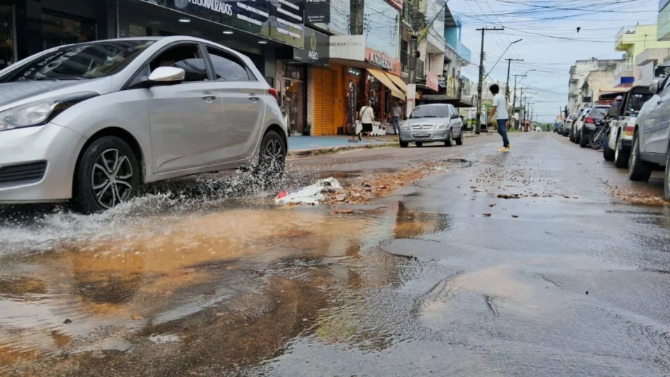 Moradores do Alvorada 1 denunciam desperdício de água e cobram solução urgente da Águas de Manaus