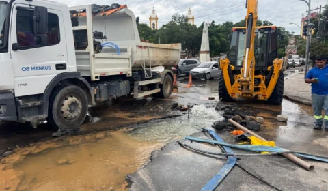 Rompimento de tubulação causa caos no trânsito do Centro de Manaus