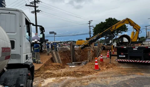 Águas de Manaus segue com trabalhos em trecho onde tubulação rompeu na Av. Cel Teixeira