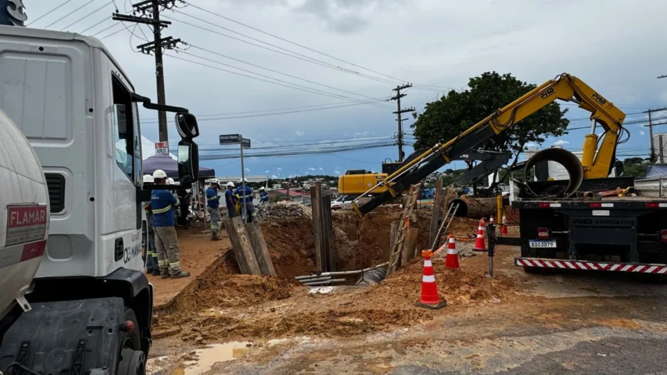 Águas de Manaus segue com trabalhos em trecho onde tubulação rompeu na Av. Cel Teixeira