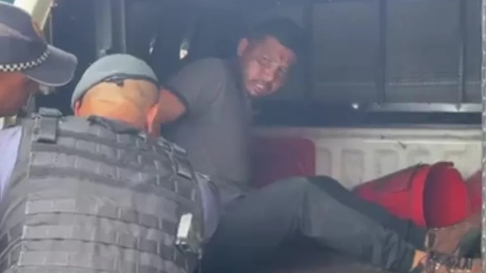 Homem invade casa de ex-companheira e a ameaça com faca na Compensa