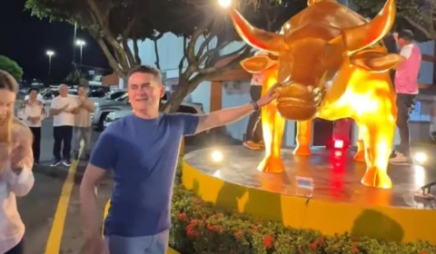 David Almeida ignora vítimas das chuvas e prioriza inauguração de réplica do touro de Nova York
