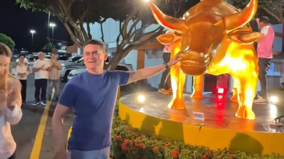 David Almeida ignora vítimas das chuvas e prioriza inauguração de réplica do touro de Nova York