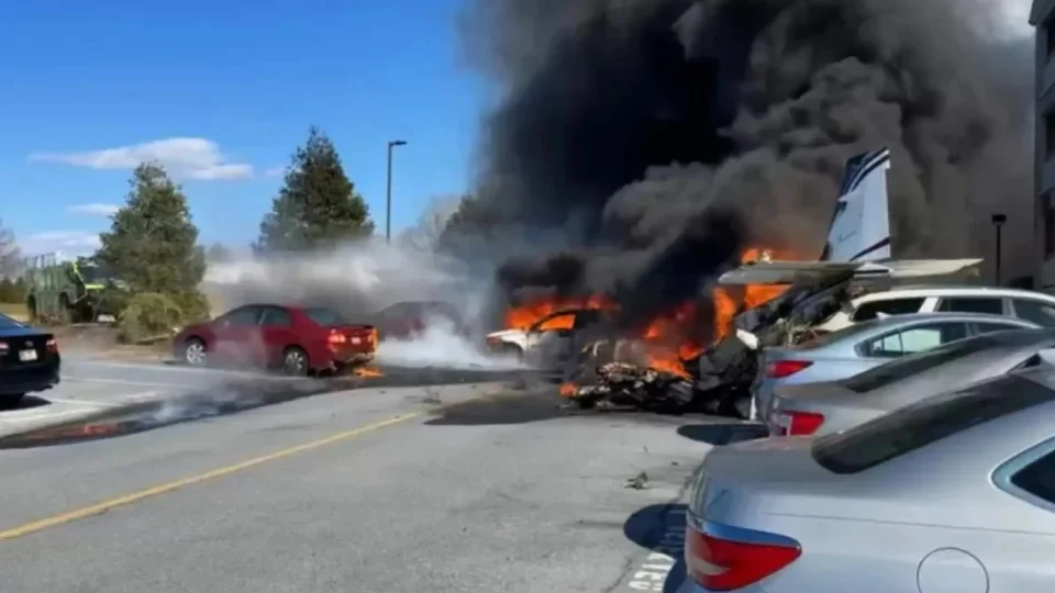 Vídeo: Avião de pequeno porte cai em estacionamento de asilo na Pensilvânia