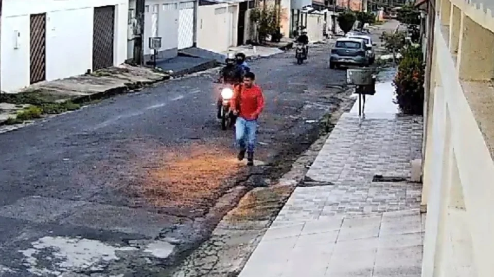 Vídeo: Trabalhador tenta escapar mas é assaltado por quadrilha no Cidade Nova
