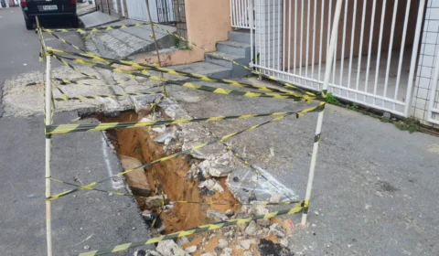 Moradora fica impedida de usar garagem por causa de buraco em frente à residência no bairro da União