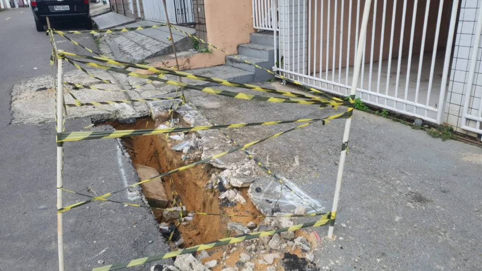 Moradora fica impedida de usar garagem por causa de buraco em frente à residência no bairro da União
