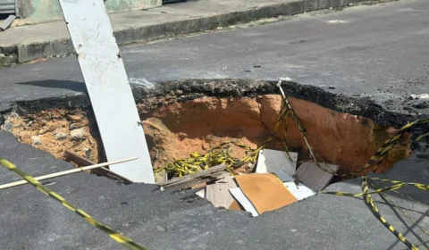 Cratera em rua do bairro Cidade Nova causa transtornos para os moradores