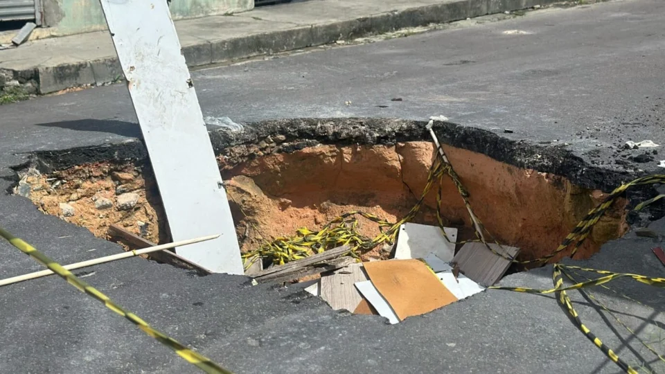 Cratera em rua do bairro Cidade Nova causa transtornos para os moradores