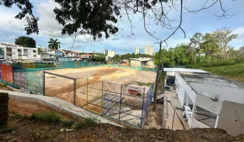 Comunidade do Aleixo protesta contra demolição de espaço público utilizado para esportes e cultura