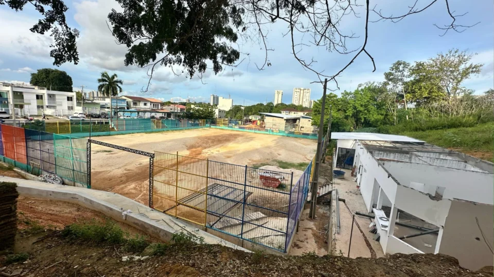 Comunidade do Aleixo protesta contra demolição de espaço público utilizado para esportes e cultura