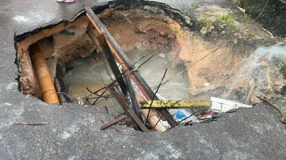 Moradores do bairro Riacho Doce cobram solução da Águas de Manaus por conta de vazamento