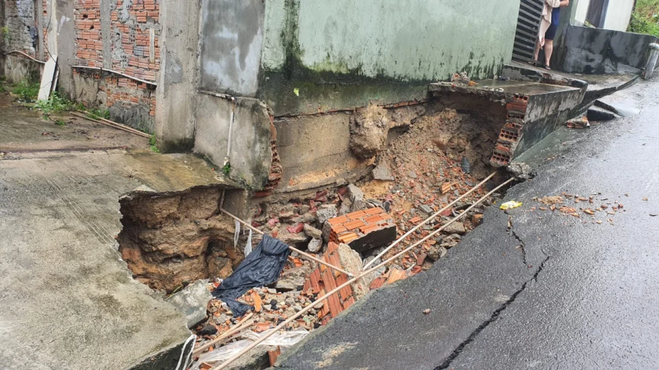 Crateras afetam casas no Campo Dourado enquanto moradores pedem providências