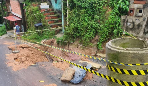 Cratera está ‘engolindo’ rua e moradores denunciam  falta de infraestrutura na Colônia Terra Nova II