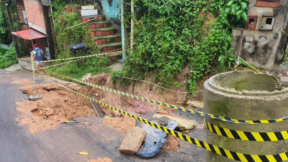 Cratera está ‘engolindo’ rua e moradores denunciam  falta de infraestrutura na Colônia Terra Nova II