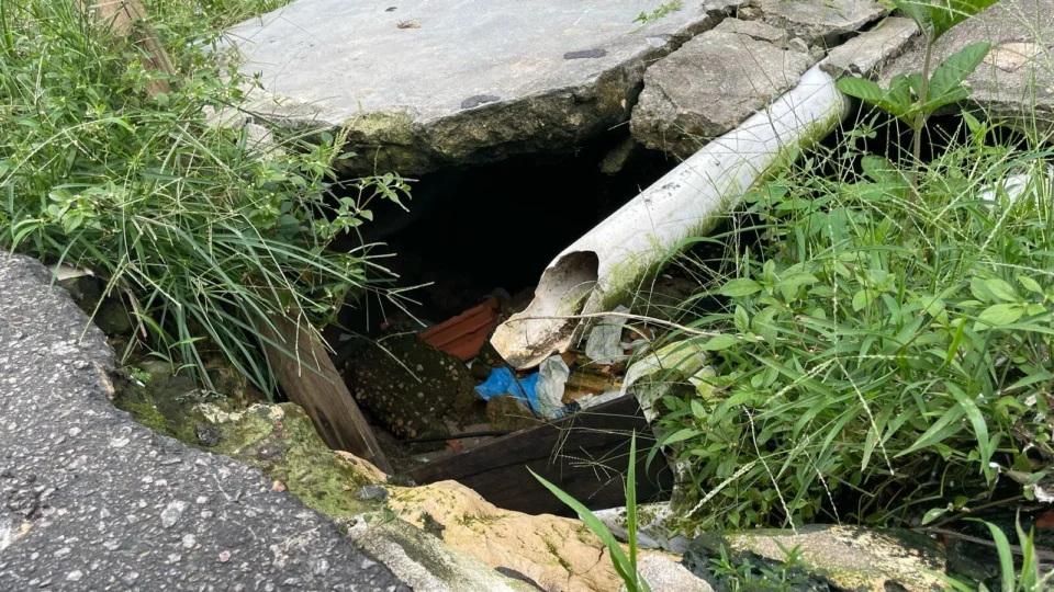 Moradores do Coroado enfrentam problemas com buracos na Rua Bom Jesus