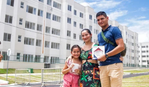 Famílias beneficiadas com subsídio do Amazonas Meu Lar começam a receber as chaves dos apartamentos