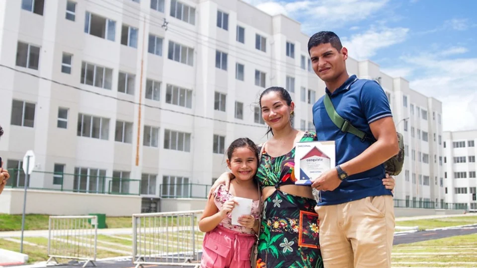 Famílias beneficiadas com subsídio do Amazonas Meu Lar começam a receber as chaves dos apartamentos