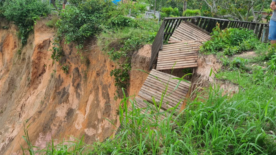 Morador denuncia erosão e falta de infraestrutura em ramal na zona Leste de Manaus