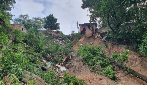 Moradores do Armando Mendes enfrentam risco de desabamento após chuvas