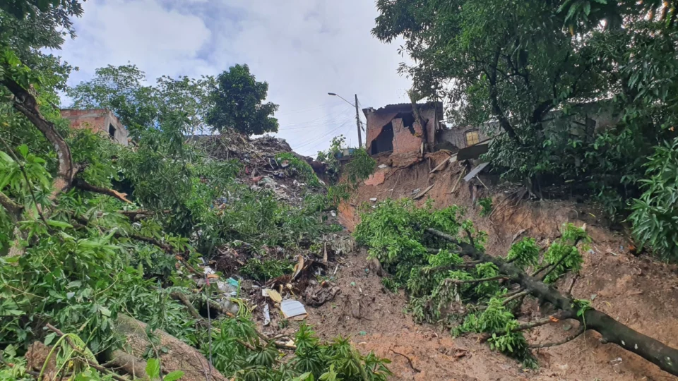 Moradores do Armando Mendes enfrentam risco de desabamento após chuvas