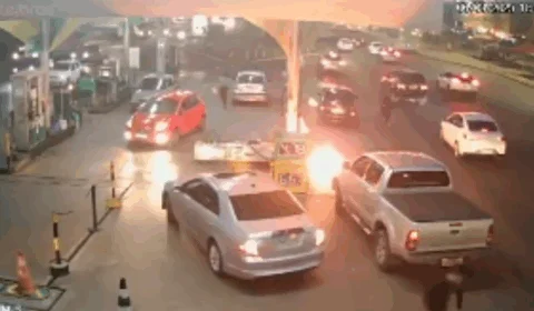 VEJA VÍDEO: carro puxa mangueira e bomba de combustível pega fogo em posto