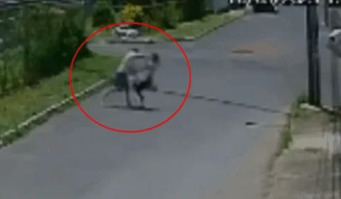 VEJA VÍDEO: bandido em bicicleta dá soco em mulher para roubar celular