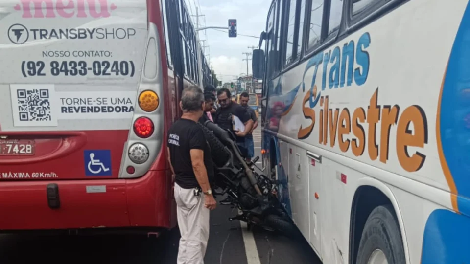 Grave acidente na Avenida Grande Circular, em Manaus, complica trânsito na Zona Leste