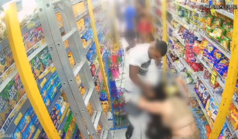 VEJA VÍDEOS: homem espanca esposa dentro de mercado