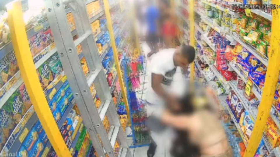 VEJA VÍDEOS: homem espanca esposa dentro de mercado