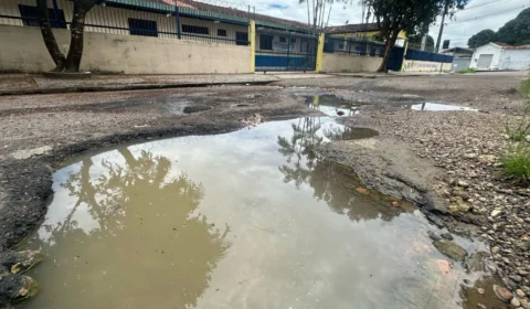 Moradores do Novo Aleixo sofrem com rua cheia de buracos