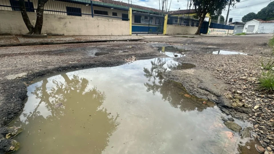 Moradores do Novo Aleixo sofrem com rua cheia de buracos