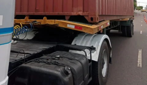 Jovem de 17 anos é flagrado conduzindo caminhão sem CNH em Manaus