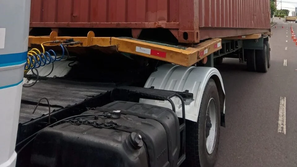 Jovem de 17 anos é flagrado conduzindo caminhão sem CNH em Manaus