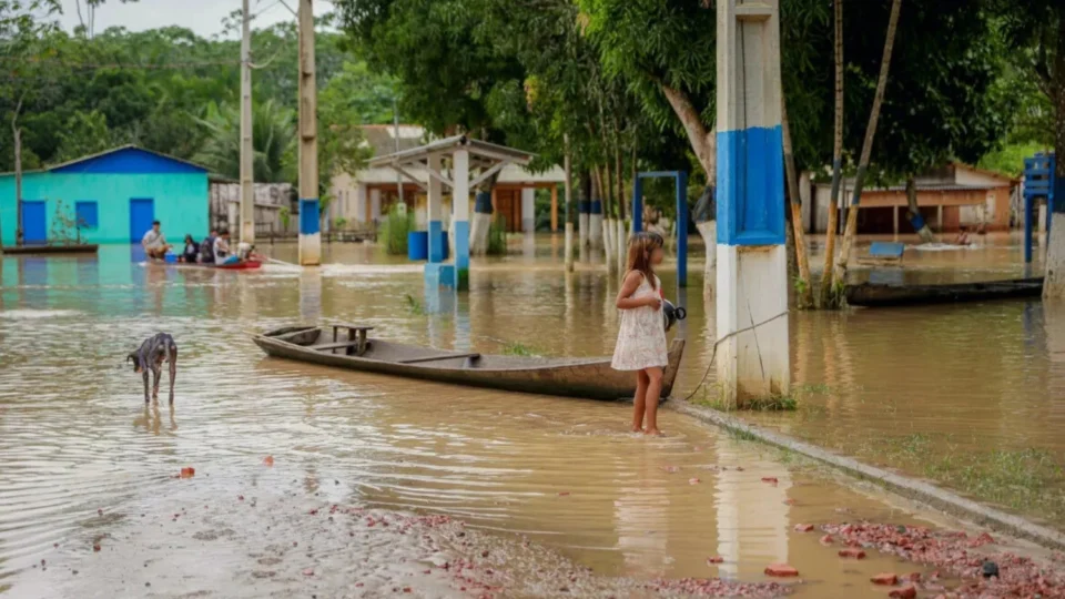 Cheia avança no Amazonas: nível dos rios supera 2024 e municípios decretam emergência