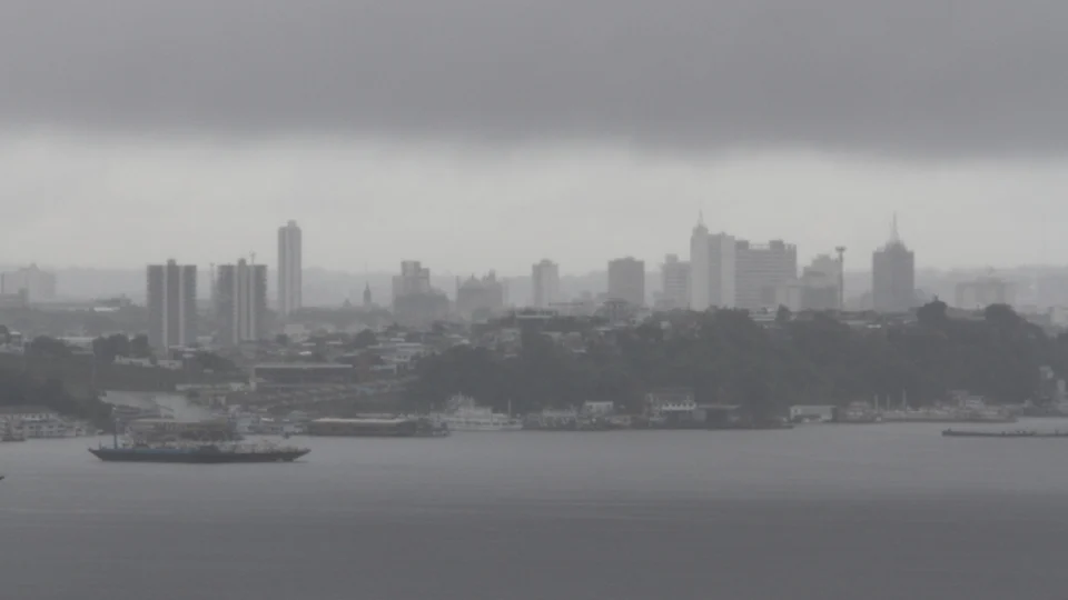 Manaus enfrenta novo dia de chuvas intensas e risco de alagamentos