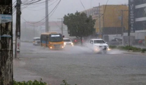 Chuva forte atinge Manaus desde a madrugada desta quarta-feira (26)