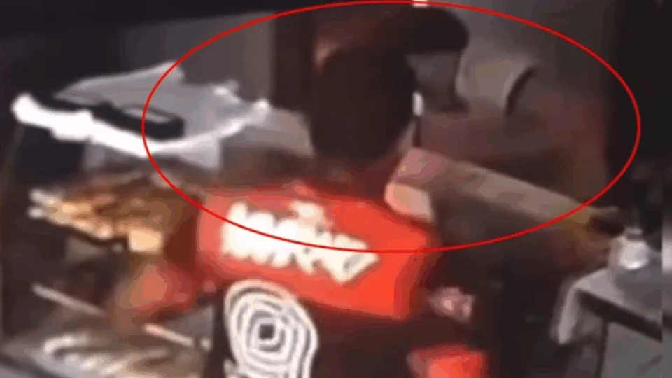 VEJA VÍDEO: cliente tem café fiado negado e joga líquido quente em atendente