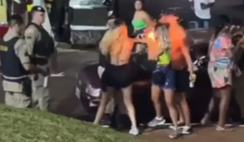 VEJA VÍDEO: mulher é atingida por bala de borracha em confusão após Carnaval