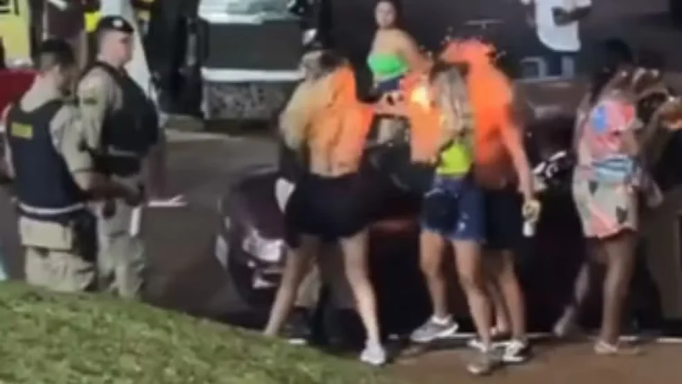 VEJA VÍDEO: mulher é atingida por bala de borracha em confusão após Carnaval