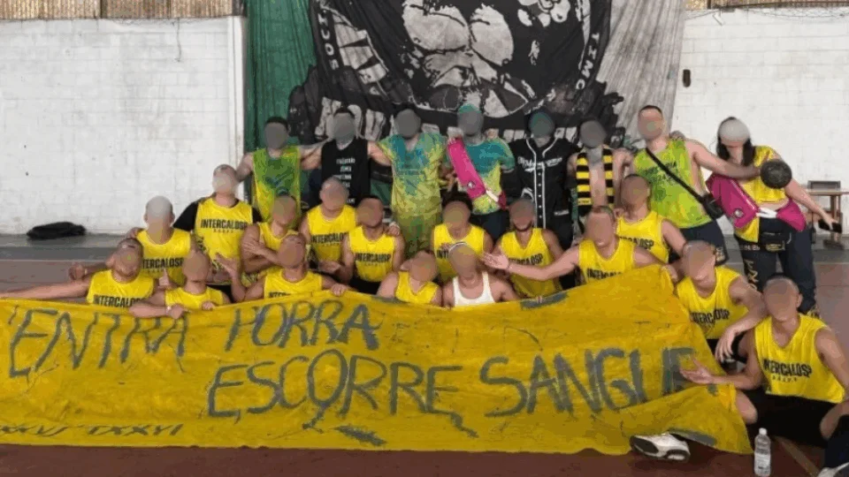 Alunos de medicina usam faixa com apologia ao estupro em evento esportivo