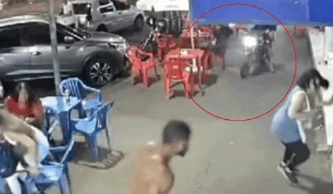 VEJA VÍDEO: dupla em moto executa homem que estava sentado em frente a padaria