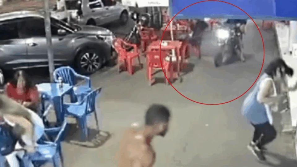 VEJA VÍDEO: dupla em moto executa homem que estava sentado em frente a padaria