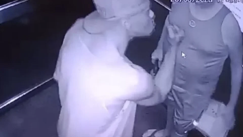 VEJA VÍDEO: ex-jogador Régis Pitbull agride idoso com cabeçada e socos em elevador