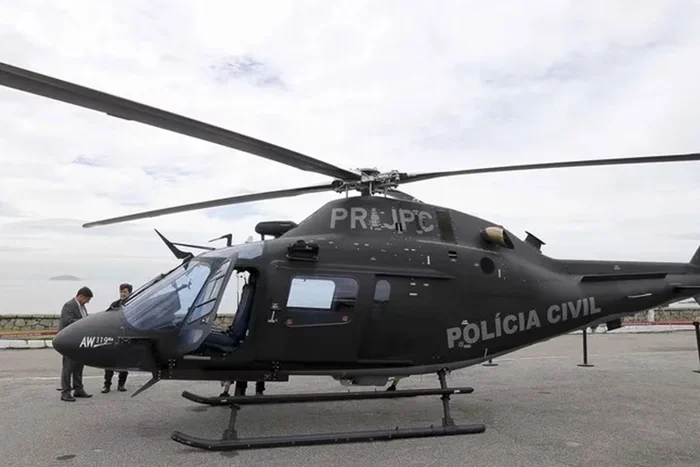 Copiloto de helicóptero da Polícia Civil é baleado na cabeça durante operação no Rio