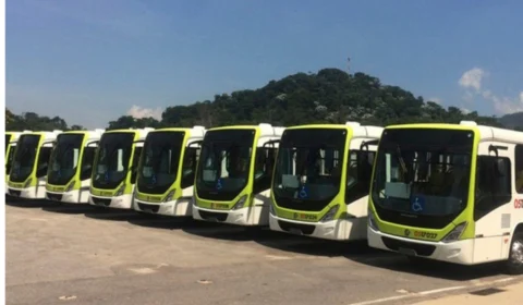 Grupo tenta impedir ônibus de saírem da garagem em Manaus nesta terça-feira