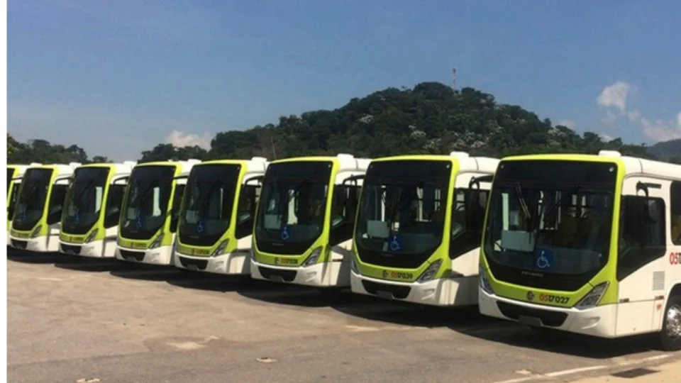 Grupo tenta impedir ônibus de saírem da garagem em Manaus nesta terça-feira