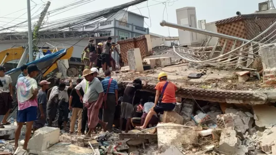 Terremoto de 7.7 atinge Mianmar e Tailândia, deixa mais de 140 mortos e causa destruição em vários países