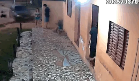 VEJA VÍDEO: homem atropela ex-namorada e atinge muro que cai sobre a vítima