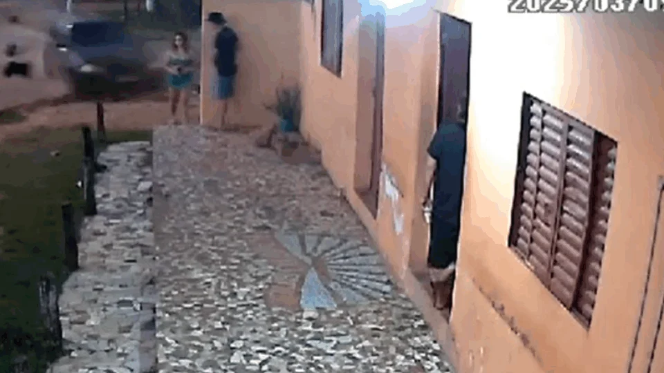 VEJA VÍDEO: homem atropela ex-namorada e atinge muro que cai sobre a vítima